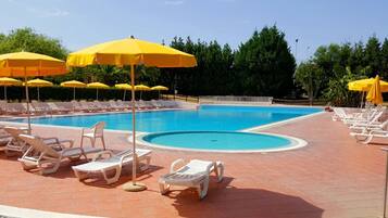 Piscine extérieure (ouverte en saison), parasols de plage