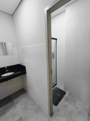 Dormitório compartilhado conforto, em dormitório misto | Banheiro | Chuveiro, toalhas de banho, sabonete, shampoo