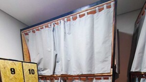 A room with a bunk bed, a wardrobe with numbered compartments, and a ladder. - Hostel Vila Univesitária (Bauru)