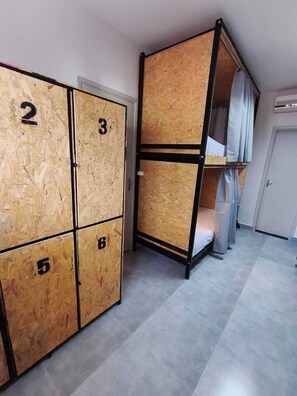 Classic Shared Dormitory, Women only