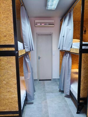 Dormitorio compartido clásico, solo para mujeres | Wifi gratis 