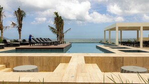 Pool - A place of peace in front of the sea (Chelem)