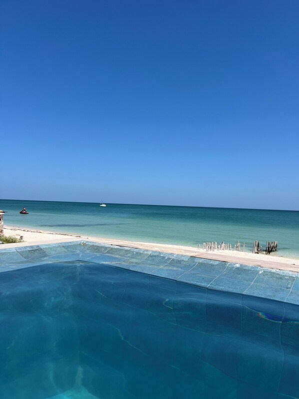 Pool - A place of peace in front of the sea (Chelem)