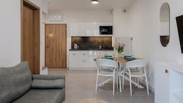 Apartment (78) | Eigene Küche | Kühlschrank, Herdplatte, Wasserkocher, Kochgeschirr/Geschirr/Besteck