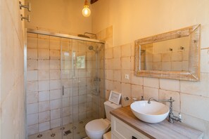 Dusche, Haartrockner, Handtücher