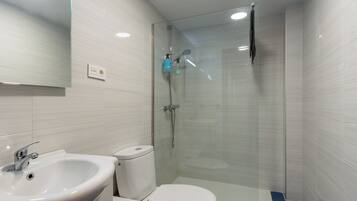 Ducha, secador de pelo, toallas y jabón