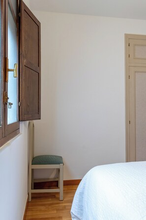 WiFi, bed sheets