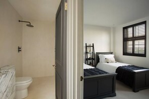 Desk, iron/ironing board, travel cot, WiFi - The Luxury Fulham Townhouse (Parsons Green, London, UK)