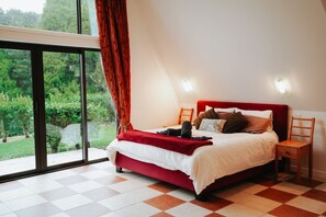 5 bedrooms, desk, iron/ironing board, free WiFi