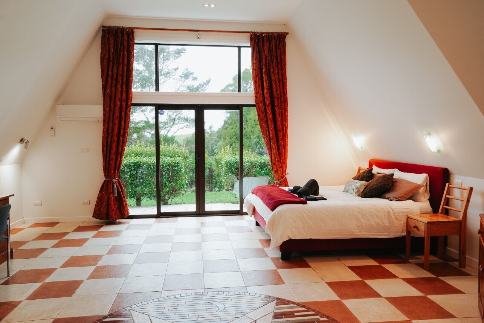 5 bedrooms, desk, iron/ironing board, WiFi (free)