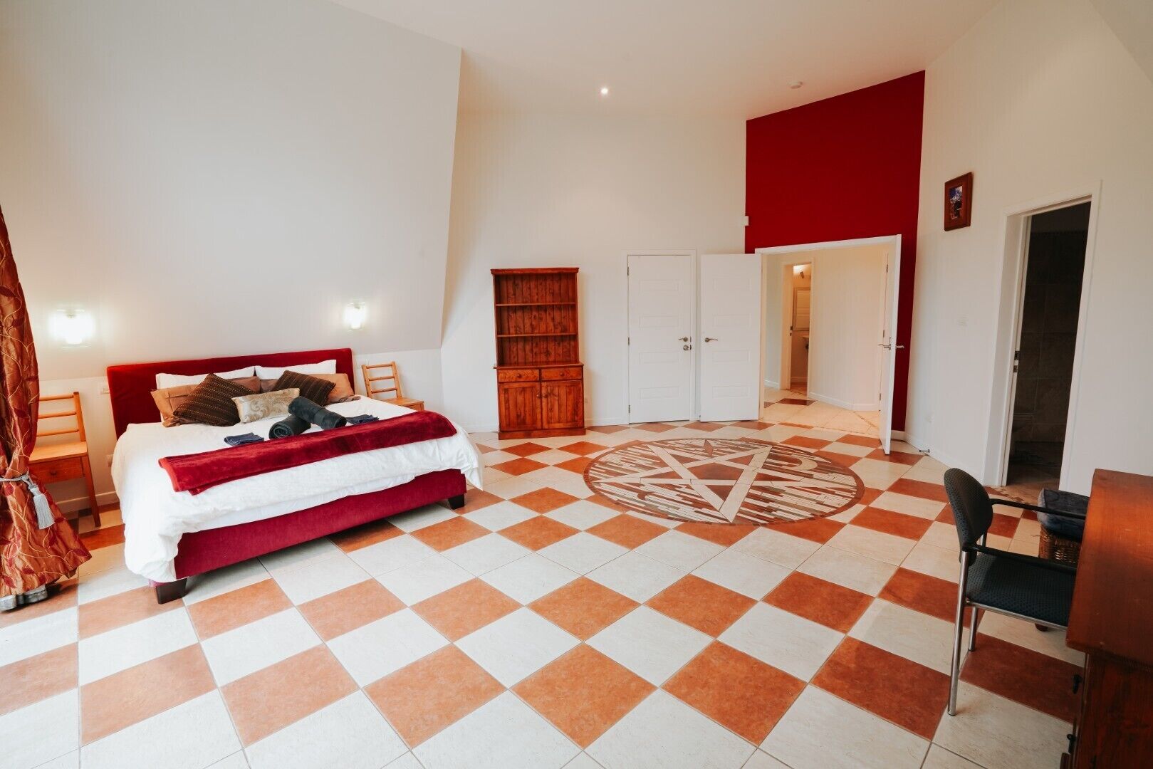 5 bedrooms, desk, iron/ironing board, free WiFi