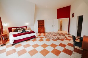 5 bedrooms, desk, iron/ironing board, free WiFi