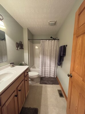 Hair dryer, towels, toilet paper - Dale Hollow Lake House (Byrdstown)