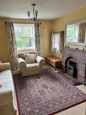 Living area - Spacious cottage 25 minutes to the Peak District. Close to Alton Towers (Alton)