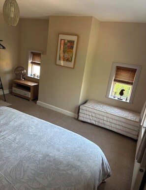 Room - Spacious cottage 25 minutes to the Peak District. Close to Alton Towers (Alton)