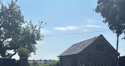 Spacious cottage 25 minutes to the Peak District. Close to Alton Towers