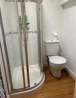 Bathroom - Spacious cottage 25 minutes to the Peak District. Close to Alton Towers (Alton)