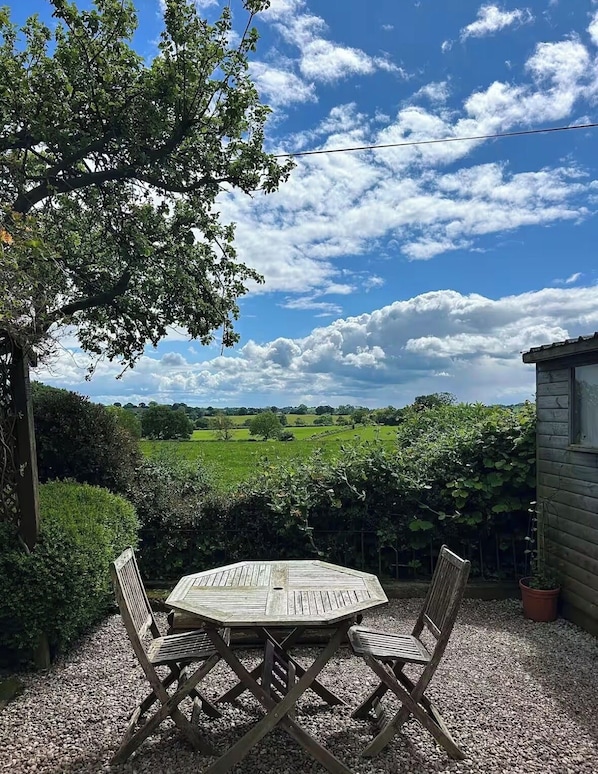 Outdoor dining - Spacious cottage 25 minutes to the Peak District. Close to Alton Towers (Alton)