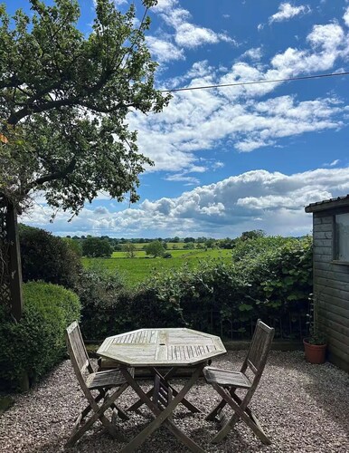 Spacious cottage 25 minutes to the Peak District. Close to Alton Towers
