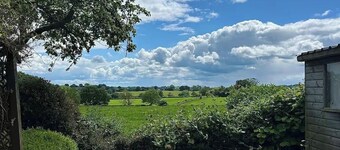 Spacious cottage 25 minutes to the Peak District. Close to Alton Towers