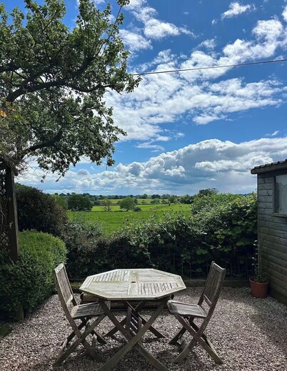 Spacious cottage 25 minutes to the Peak District. Close to Alton Towers
