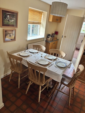 Dining - Spacious cottage 25 minutes to the Peak District. Close to Alton Towers (Alton)