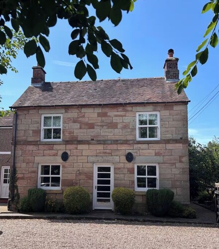 Spacious cottage 25 minutes to the Peak District. Close to Alton Towers