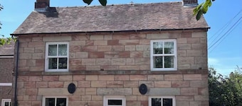 Spacious cottage 25 minutes to the Peak District. Close to Alton Towers