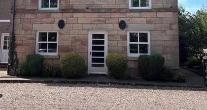 Spacious cottage 25 minutes to the Peak District. Close to Alton Towers