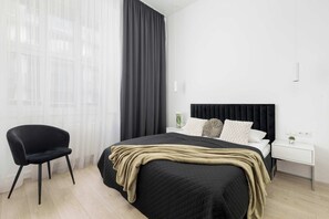 Een strijkplank/strijkijzer, reisbedje, wifi, beddengoed