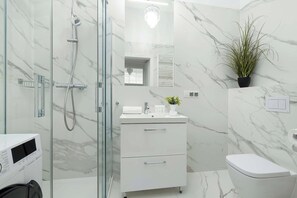 Shower, hair dryer, towels, shampoo - Stylish Apartment | close to Old Town | Pet Friendly (Lublin)