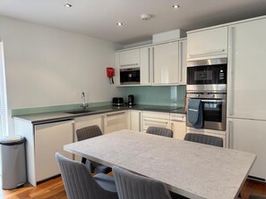 Microwave, oven, stovetop, dishwasher - Westminster Apartment - Big Ben (London)