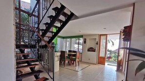 A staircase leading to a dining area with a view of the outdoors. - VILLA LUZ house for rent in Mesitas del Colegio (El Colegio)