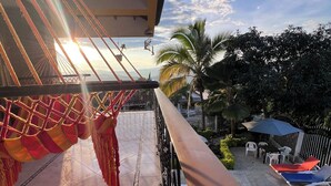 A balcony with a view of a swimming pool, a hammock, and outdoor furniture. - VILLA LUZ house for rent in Mesitas del Colegio (El Colegio)