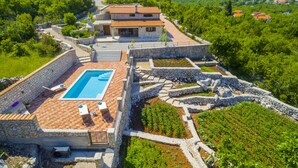 A villa with a swimming pool, stone walls, and a garden. - Rustic Villa Fragola with heated pool (Duge Njive)