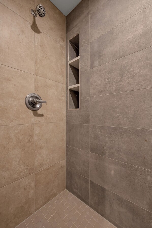 Douche, serviettes fournies, savon, shampooing