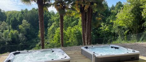 Outdoor spa tub