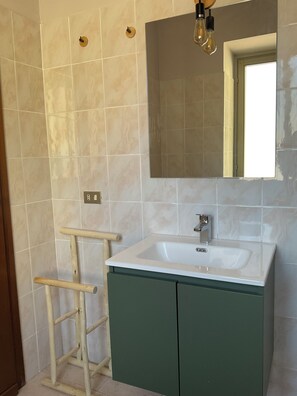 Een douche, een haardroger, een bidet, handdoeken