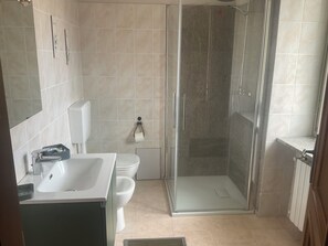 Shower, hair dryer, bidet, towels - The farmhouse of lost lights Apartment in Relais with panoramic SPA (Piea)