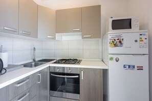 Private kitchen - Vacation apartment close to the beach with private parking and barbecue (Novi Vinodolski)