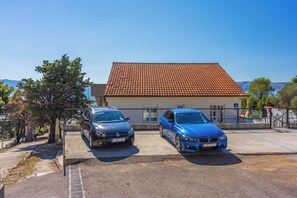 Property grounds - Vacation apartment close to the beach with private parking and barbecue (Novi Vinodolski)