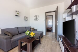 Living area - Vacation apartment close to the beach with private parking and barbecue (Novi Vinodolski)