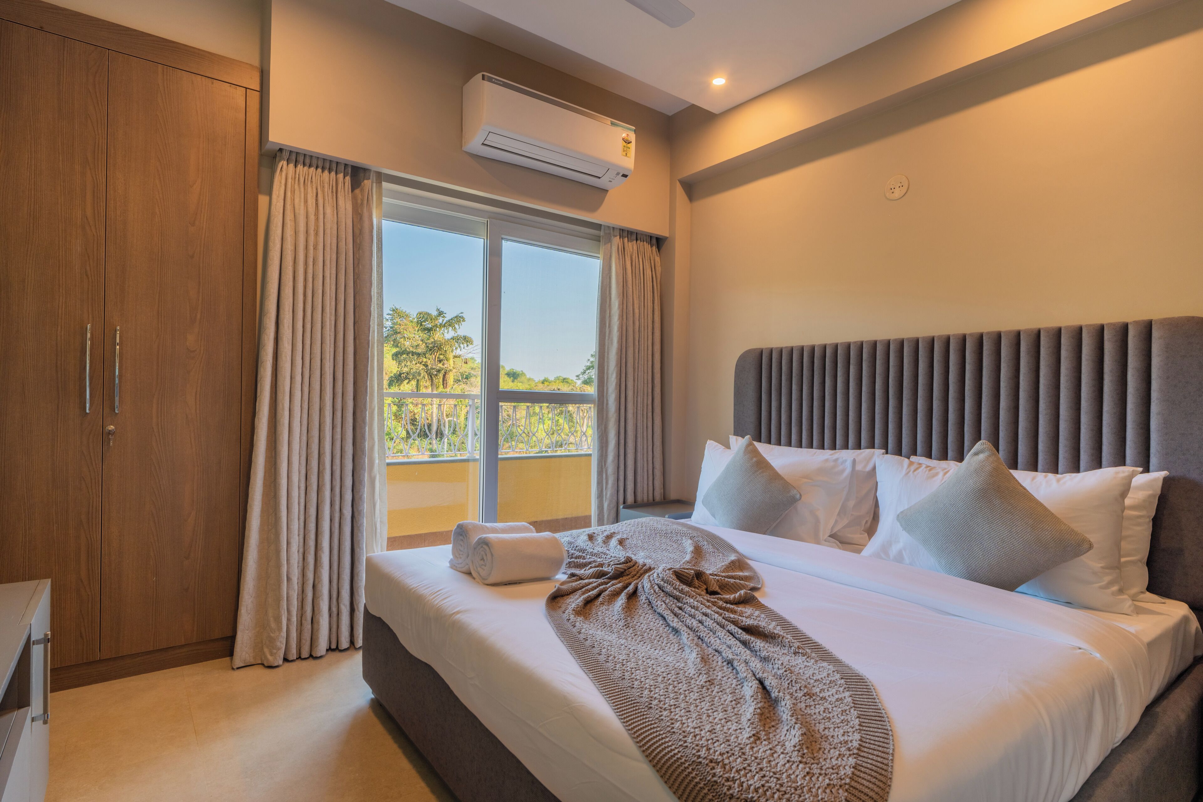 Lägenhet Deluxe - balkong - utsikt mot trädgården