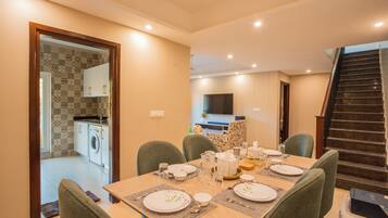 Deluxe Apartment, Balcony, Garden View | Dining