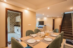 Căn hộ Deluxe, ban công, quang cảnh vườn | Khu ăn uống