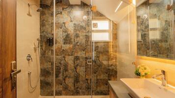 Deluxe Apartment, Balcony, Garden View | Bathroom