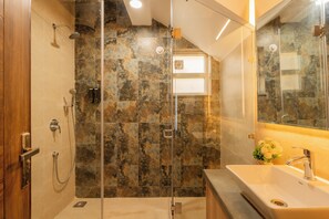 Căn hộ Deluxe, ban công, quang cảnh vườn | Phòng tắm