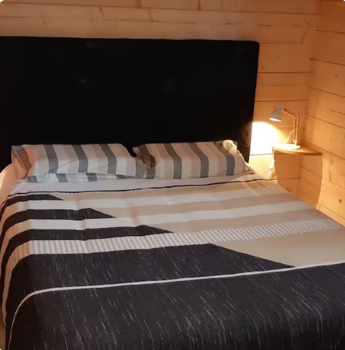 Een strijkplank/strijkijzer, internet, beddengoed