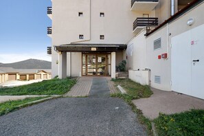 Unclassified image, 2 of 30, button - Studio Apartment 'Soleil et Montagne' with Lake View and Balcony (Les Angles)