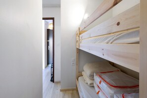 Unclassified image, 3 of 30, button - Studio Apartment 'Soleil et Montagne' with Lake View and Balcony (Les Angles)